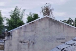 Kondisi terkini rumah tetangga yang bagian tanggul atapnya sudah diganti untuk menghindari kebocoran saat hujan tiba (foto Akbar Pitopang)