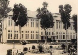 Foto gedung sekolah pada tahun 1961. | Dokumen pribadi kiriman alumni.