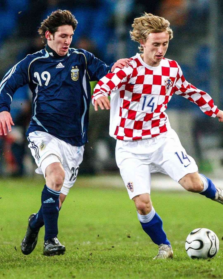 Deskripsi : Messi dan Modric saat bersua di debut internasional, tahun 2006. (Sumber : BolaSport.com)