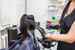 Ilustrasi proses meluruskan rambut secara kimiawi. Hati-hati, sering menggunaan produk zat kimia pelurus rambut bisa meningkatkan risiko kanker rahim pada wanita. (Shutterstock/TaniaKitura)
