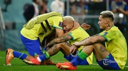 Penyerang Brasil Neymar (Tengah) menangis setelah kalah dalam adu penalti perempat final Piala Dunia Qatar 2022| AFP/JEWEL SAMAD via Tribun-Papua.com