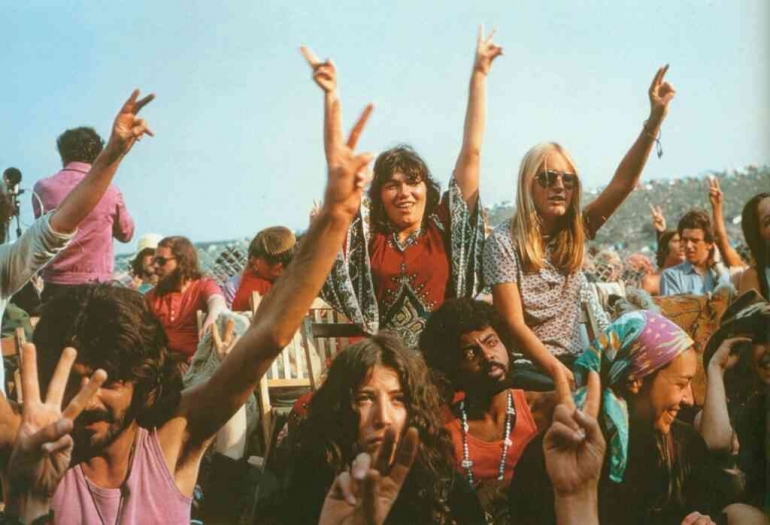 Sekumpulan kaum hippie dengan simbol tangan mereka. Foto: Kulturekstensif.com