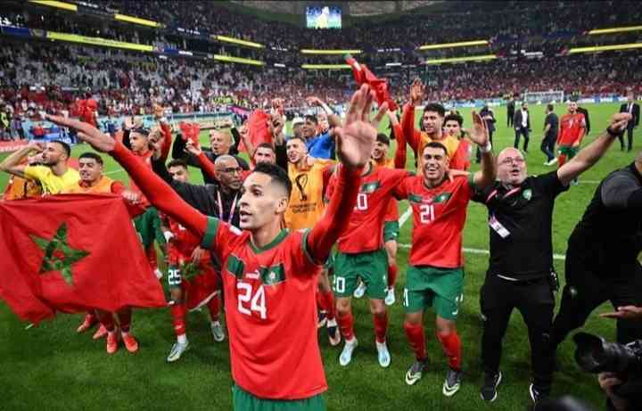 Selebrasi Pemain Maroko setelah menyingkirkan Portugal dibabak Perempatfinal Piala Dunia 2022. (Foto: AFP/KIRILL KUDRYAVTSEV)