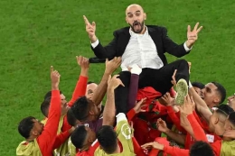Para pemain Maroko merayakan kemenangan dan Walid Reragui pelatih Afrika pertama yang mencapai semifinal final Piala Dunia|Foto: Glyn Kirk (AFP)