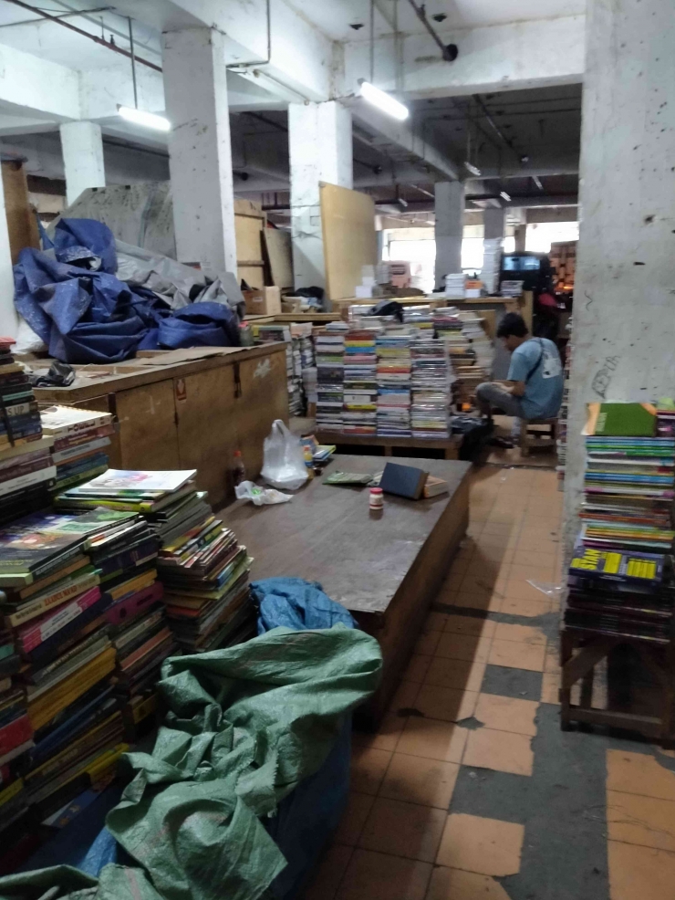 Lapak buku bekas di Pasar Senen, Jakarta. (foto dok damanhuri)