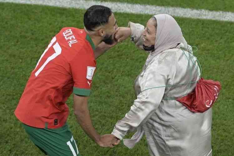 Sofiane Boufal berdansa dengan sang ibunda usai laga perempat final Piala Dunia 2022 antara Maroko vs Portugal. (AFP/JUAN MABROMATA via Kompas.com)