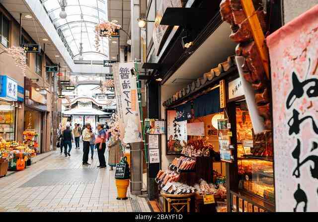 Pusat Perbelanjaan di Dogo Onsen (Sumber: https://www.alamy.com/matsuyama-japan-april-21-2019-dogo-haikara-dori-shopping-street-image350958425.html)