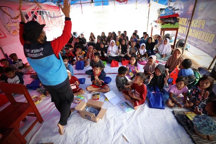Anak-anak pengungsian terpusat Desa Mangunkerta, Kecamatan Cugenang, Cianjur, kembali mengikuti Kegiatan Belajar Mengajar (KBM) pada Jumat (2/12/2022). (Dok. Badan Nasional Penanggulangan Bencana (BNPB)) 