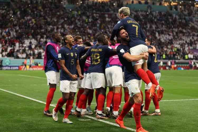 Para pemain Perancis rayakan gol Olivier Giroud dalam laga melawan Inggris di perempat final Piala Dunia 2022. (AFP/ADRIAN DENNIS via Kompas.com)