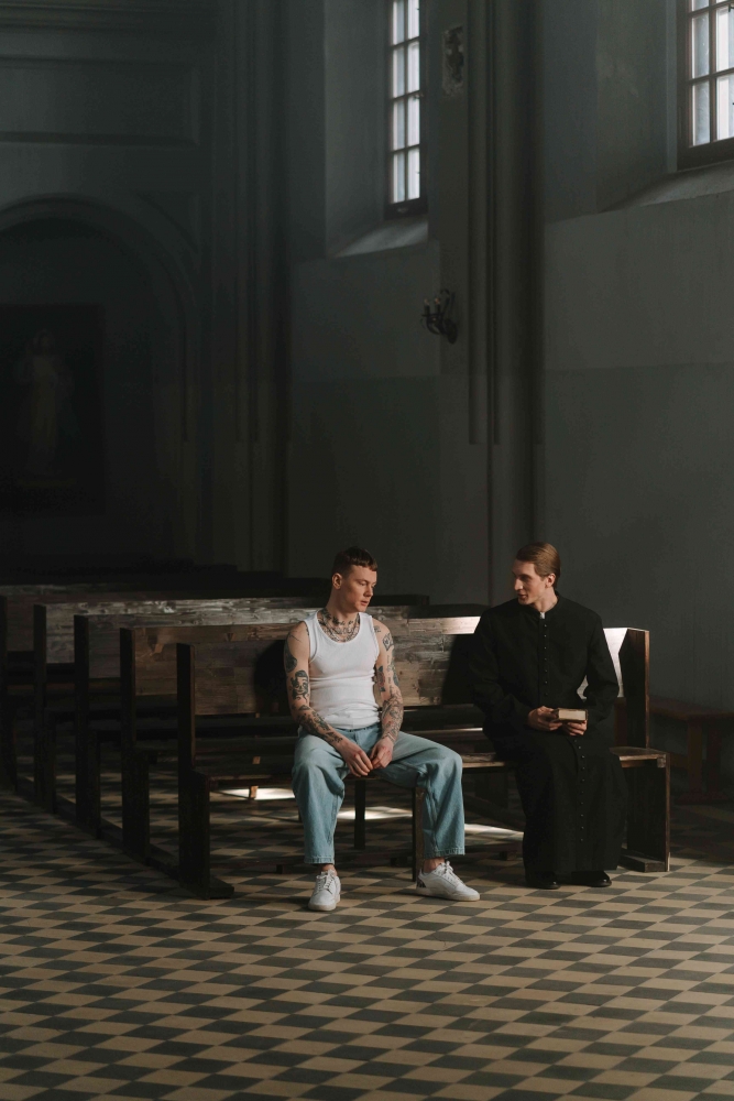 Seorang laki-laki muda sedang konseling dengan seorang Pastor. Sumber: Pexels / cottonbro studio
