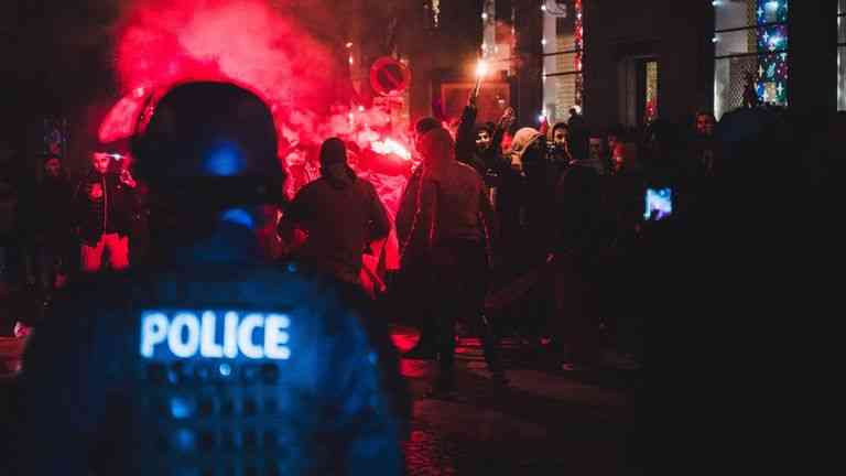 Lebih dari 100 pendukung Maroko  ditangkap  kerusuhan di Paris paska kemenanganMaroko. | Foto: sport.sky.de