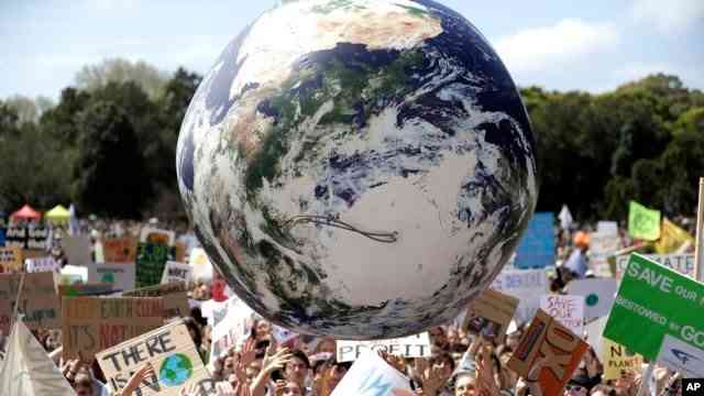 Balon bergambar bola dunia  di Sydney menyerukan tindakan menjaga dunia terhadap iklim. (AP/Rick Rycroft) 