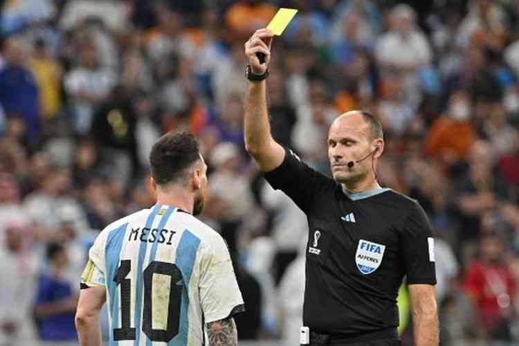 Lionel Messi menerima kartu kuning saat Belanda vs Argentina di Lusail Stadium, Sabtu (10/12/2022) dini hari WIB.(AFP/ ALBERTO PIZZOLI) via kompas.com