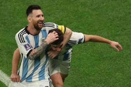Lionel Messi dan Julian Alvarez, bintang kemenangan Argentina lawan Kroasia di semifinal Piala Dunia 2022.(Foto: AFP/ADRIAN DENNIS/via KOMPAS.COM)