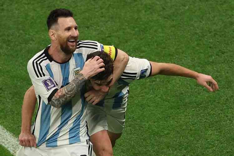 Lionel Messi dan Julian Alvarez, bintang kemenangan Argentina lawan Kroasia di semifinal Piala Dunia 2022.(Foto: AFP/ADRIAN DENNIS/via KOMPAS.COM)