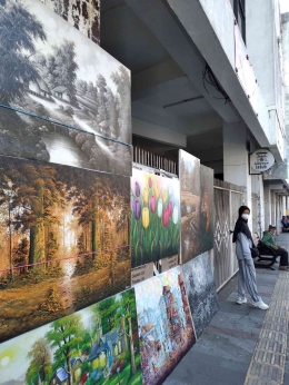 Jejeran lukisan di jalan Braga menambah seru jalan-jalan kali ini. Dokumen pribadi.
