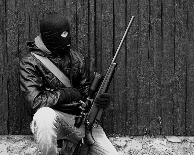 Seorang teroris sedang melancarkan aksinya (Sumber Foto: https://pixabay.com)