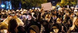 Demonstran melakukan aksi mereka di China untuk melawan kebijakan pemerintah nol-COVID. | Sumber: DW