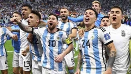 Para pemain Argentina Merayakan kemenangan/Reuteurs