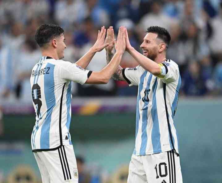 Julian Alvarez dan Lionel Messi merayakan gol bersama/ instagram @fifaworldcup