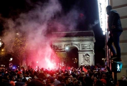 Warga Maroko di Perancis merayakan kemenagan atas Portugal di Paris. Photo: Benoit Tessier/Reuters 