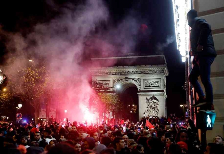 Warga Maroko di Perancis merayakan kemenagan atas Portugal di Paris. Photo: Benoit Tessier/Reuters 