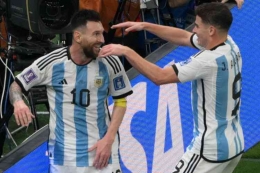Lionel Messi dan Alvarez, pencetak gol Argentina 3-0 atas Kroasia di babak semi final Piala Dunia 2022 (Foto AFP/Paul Ellis via Kompas.com). 