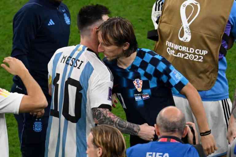 Luka Modric yang terluka ucapkan selamat kepada Lionel Messi, Foto: dok @TheEuropeanLad