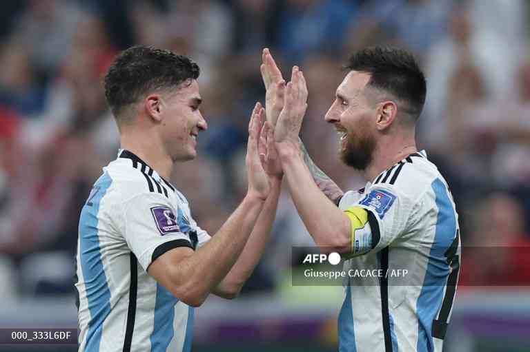 (Lionel Messi dan Julian Alvarez/Penentu Kemenangan Argentina Dok: afpforum.com)