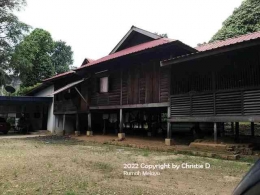 Dokumentasi pribadi. Rumah panggung Melayu ini,dipermodern dengan membangun rumah biasa dengan batu bata, sepertinya sebagai rumah induk, sementara Rumah panggung Melayu nya, sebagai 