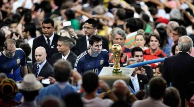 Wajah sedih Lionel Messi saat kalah di final Piala Dunia 2014 (Foto Bao Tailiang Reuters melalui sport.detik.com)