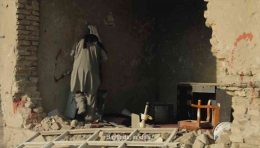 Tentara Taliban memeriksa sebuah rumah. Sumber: Trailer Mary Mother/Youtube