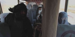 Ibu Mary mengenakan burkah, menenemani putranya yang terluka di dalam bus dalam pengawasan Taliban. Sumber: Trailer Mary Mother/Youtube