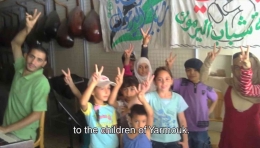 Si pianis bermain musik bersama anak-anak Yarmouk sebelum perang terjadi. Sumber: Trailer The Pianist of Yarmouk/Youtube