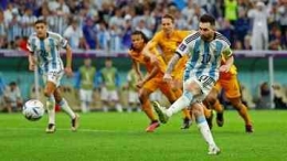Aksi Lionel Messi dan Julian Alvarez saat menghadapi timnas Belanda, Sumber : cnnindonesia.com 