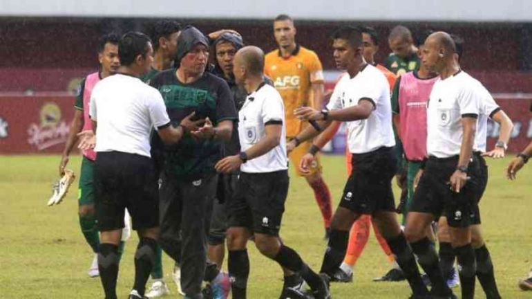 Pertandingan Persebaya vs Persik di lanjutan Liga 1 diwarnai protes ofisial Persebaya. (Sumber foto: Surya.co.id)