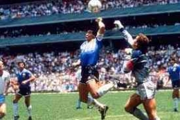 Momen saat Maradona berhadapan dengan Peter Shilton/sumber: kompas