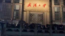 Mahasiswa melakukan aksi protes di kampus Universitas Wuhan, Wuhan, China. | Sumber: Twitter