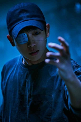 Jung Hae In sebagai Ha Dong Soo dalam Connect. Sumber: Vouge Singapore