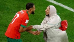 Sofiane Boufal merayakan kemenangan lawan Portugal bersama sang ibu. Sumber: CNN