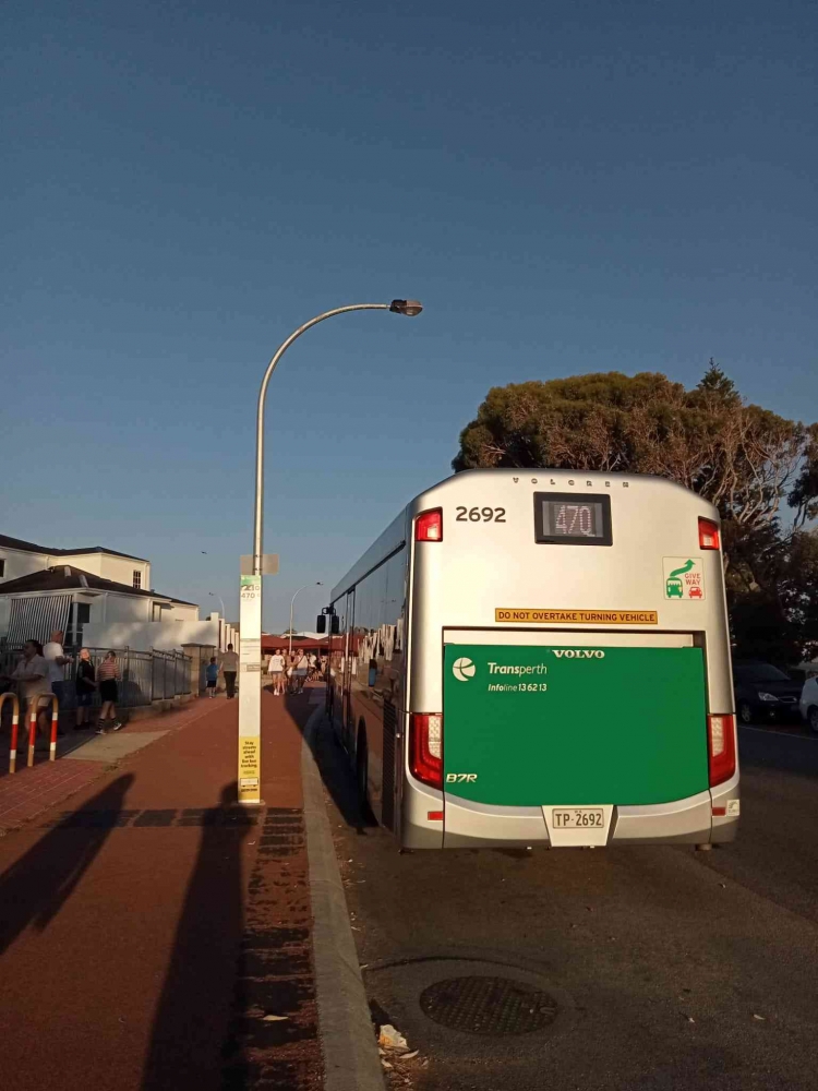 Bus stanby menunggu penumpang dok pribadi