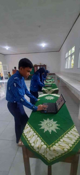 salah satu siswa SMP Muhammadiyah 2 Paguyangan sedang memilih calon formatur PR IPM dengan cara e-voting/dokpri 