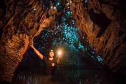 Fotografi dalam Gua Waitomo bersama glow worms. Foto: Holidify