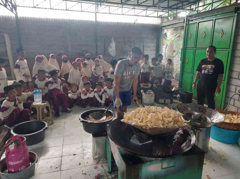(foto dokumentasi pribadi: siswa-siswi sedang mengobservasi penggorengan kerupuk rambak)