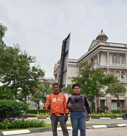 Iskandar Driver Shopee dan Putra Surya Setiawansyah Mahasiswa UIN Syarif Hidayatullah jakarta (Dok. pribadi)