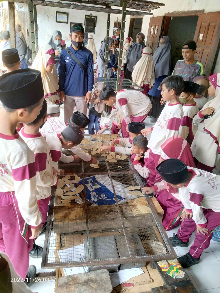 (Dokumentasi pribadi: Siswa-siswi sedang menjereng kulit yang telah dipotong kecil-kecil)