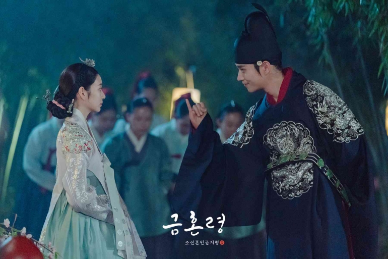 Raja Lee Heon berusaha mengambil hati istrinya. Sumber: Soompi.com