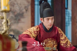 Kim Young Dae sebagai Raja Lee Heon. Sumber: Soompi.com