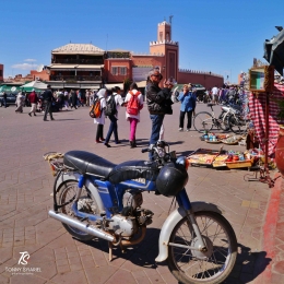Sepeda motor tua di Alun-alun Jemaa El-Fnaa, Marrakesh. Sumber: dokumentasi pribadi