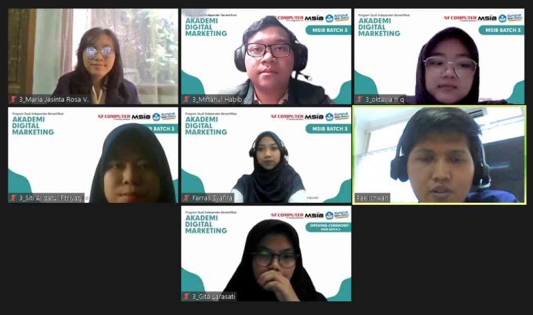 Dokumentasi kelompok, penguji dan mentor Sumber : Dokumen Pribadi